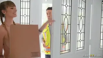 Delivery dude gets to nail a hard working wife