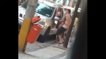 Le toco el culo en la calle