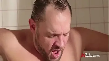 Mom walks in on daughter in the shower